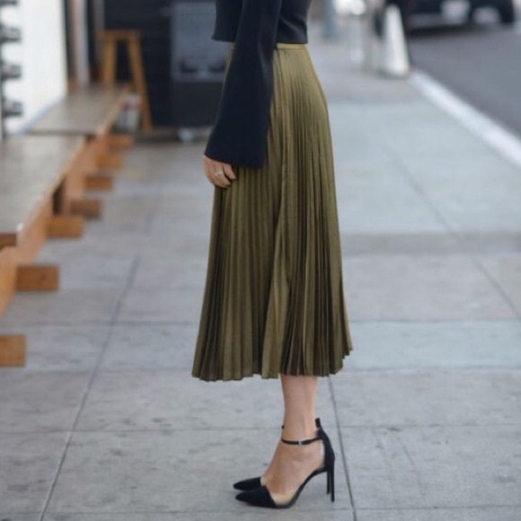 H M Skirts Hm Dark Green Pleated Midi Skirt Size 6 Poshmark